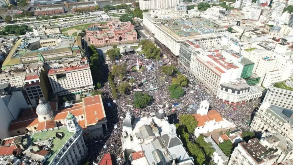 Una multitud se congregó en Plaza de Mayo bajo la consigna «30.000 razones para defender la patria»
