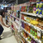 Los argentinos siguen restringiendo sus consumos en autoservicios y supermercados a pesar de la menor inflación