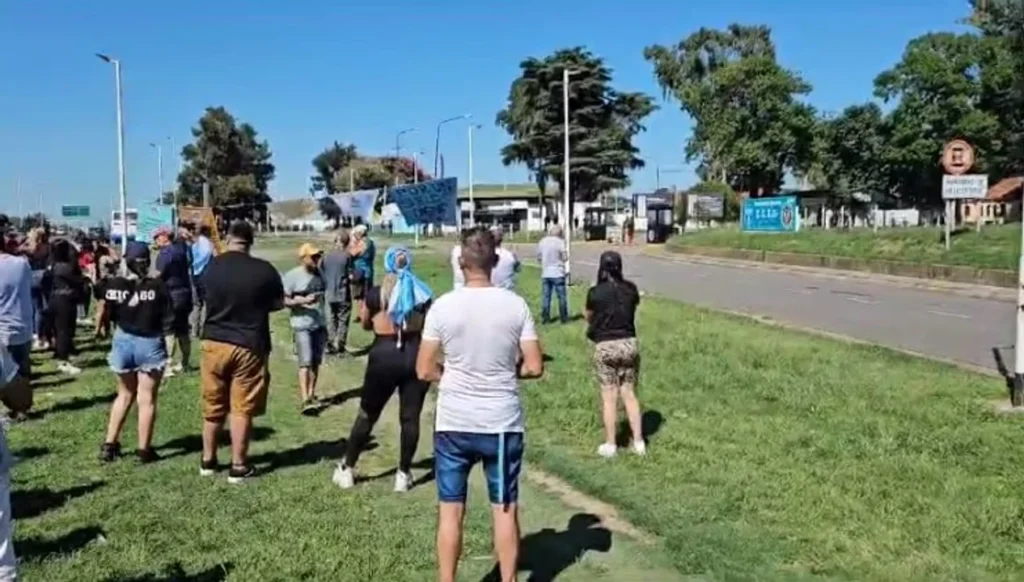 Familiares de oficiales de la Policía Bonaerense marcharon por mejores sueldos y denunciaron precarización laboral