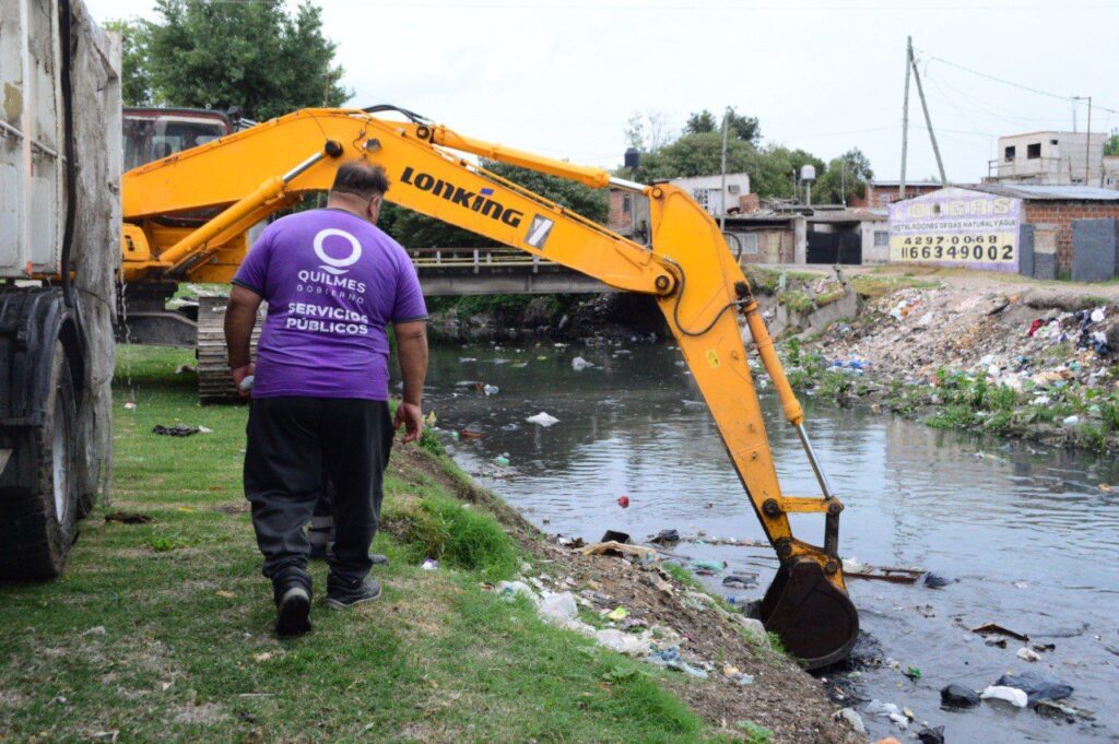 El Municipio de Quilmes refuerza los trabajos de limpieza de sumideros y desobstrucción de los arroyos