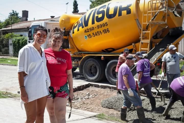 Mayra recorrió reparaciones de pavimentos que se hicieron en el barrio “El Dorado” de Quilmes Oeste