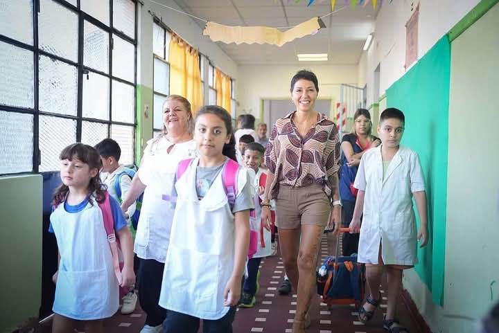 Mayra encabezó el acto de inicio del ciclo lectivo 2025 en la EP Nº 3 de Quilmes Oeste y entregó kits escolares