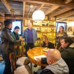 Mayra le entregó el certificado de habilitación industrial a la Bodega Nietzel Wines