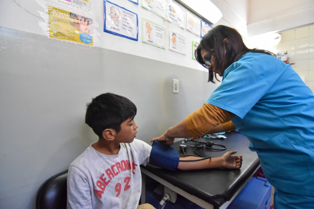 Revisiones médicas gratuitas a jóvenes futbolistas en Villa Angélica
