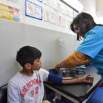 Revisiones médicas gratuitas a jóvenes futbolistas en Villa Angélica