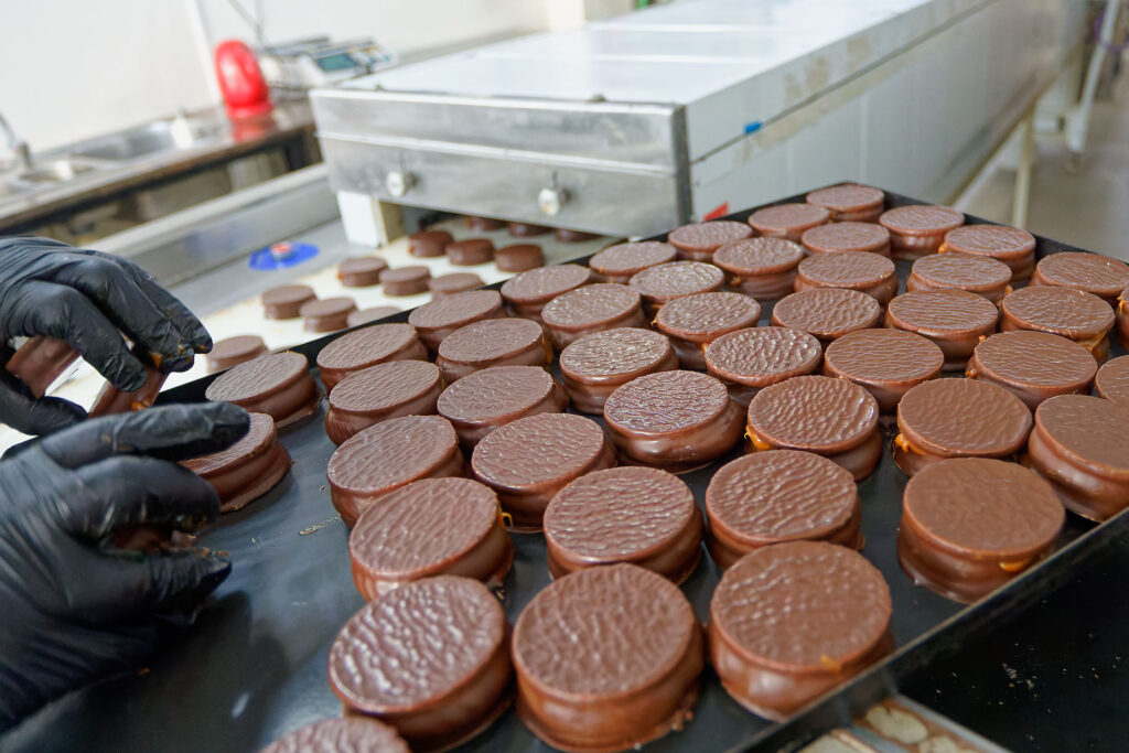 La fábrica de alfajores Barcelona inauguró su planta en Berazategui 