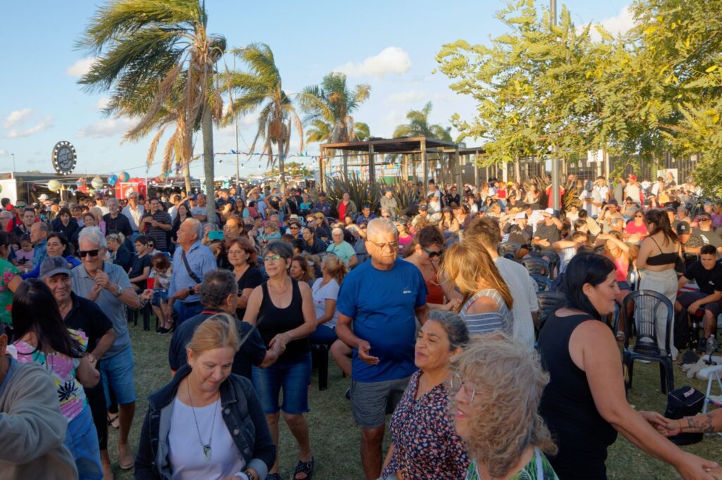 Cientos de vecinos y vecinas ya disfrutan del Ciclo de Verano 2026