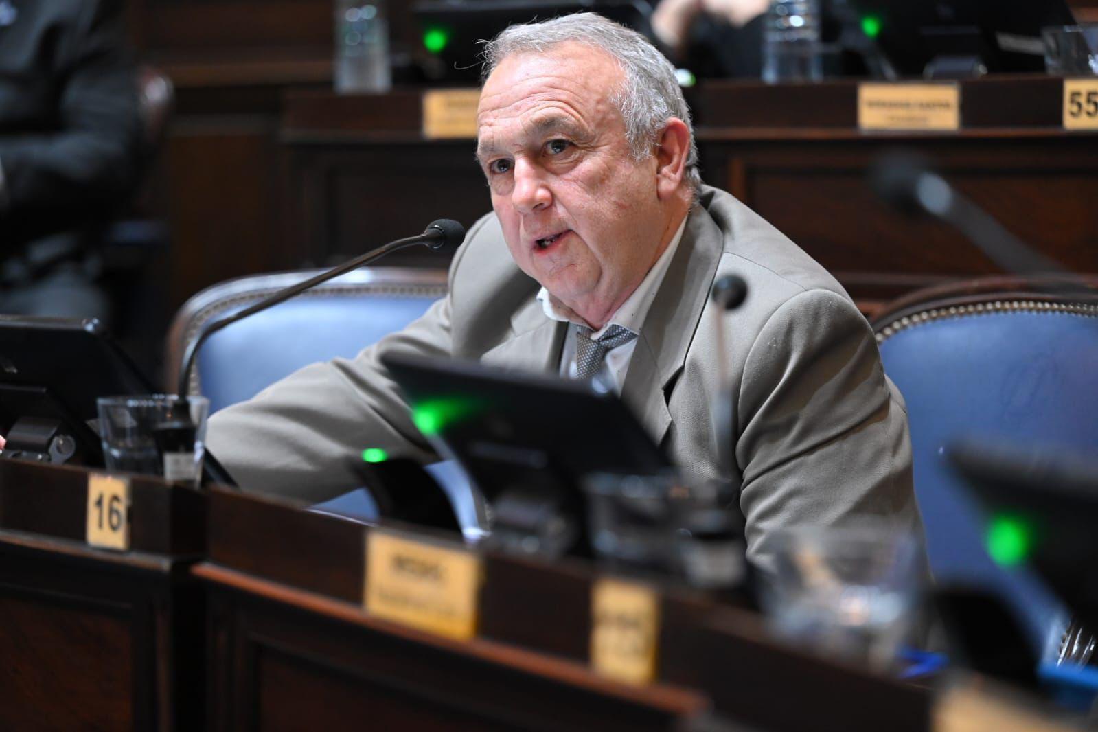 Gustavo Cuervo presentó un proyecto de ley para regular el uso de imágenes creadas por Inteligencia Artificial