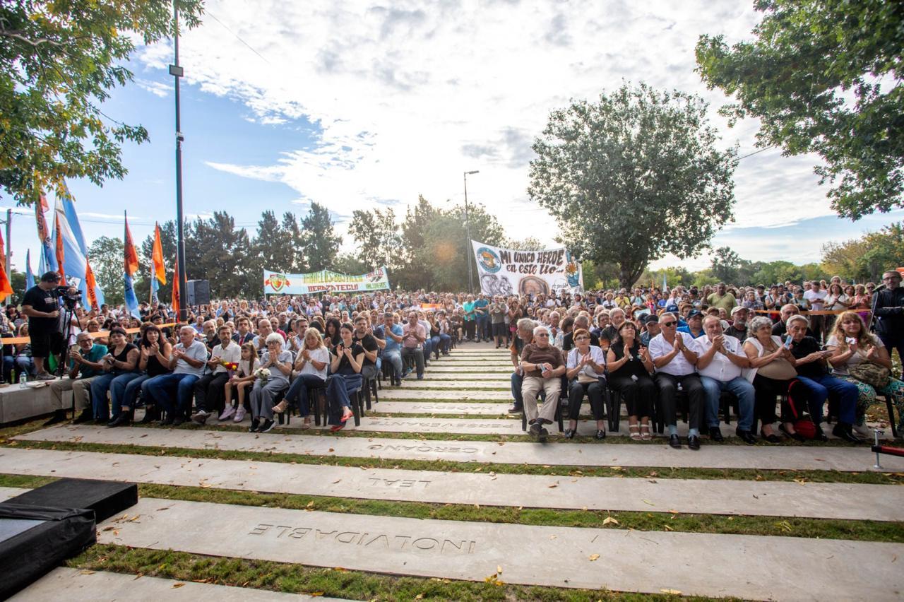 Multitudinario homenaje a Juan José Mussi en el Cementerio Municipal de Berazategui