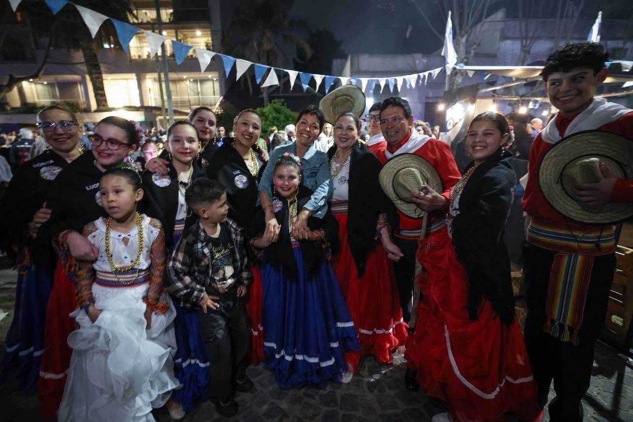 Mayra y Eva Mieri presentes junto a vecinos y vecinas en la 59° edición de los Fogones de Bernal