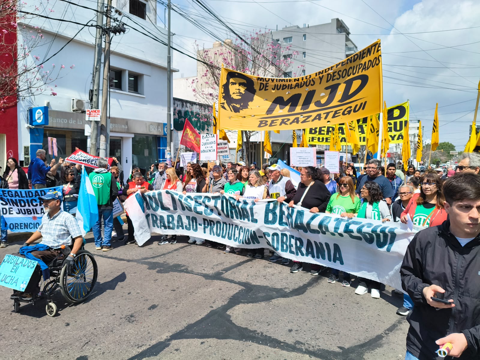 La Multisectorial de Berazategui se movilizó a PAMI y Edesur contra los tarifazos y el receso en la atención a adultos mayores